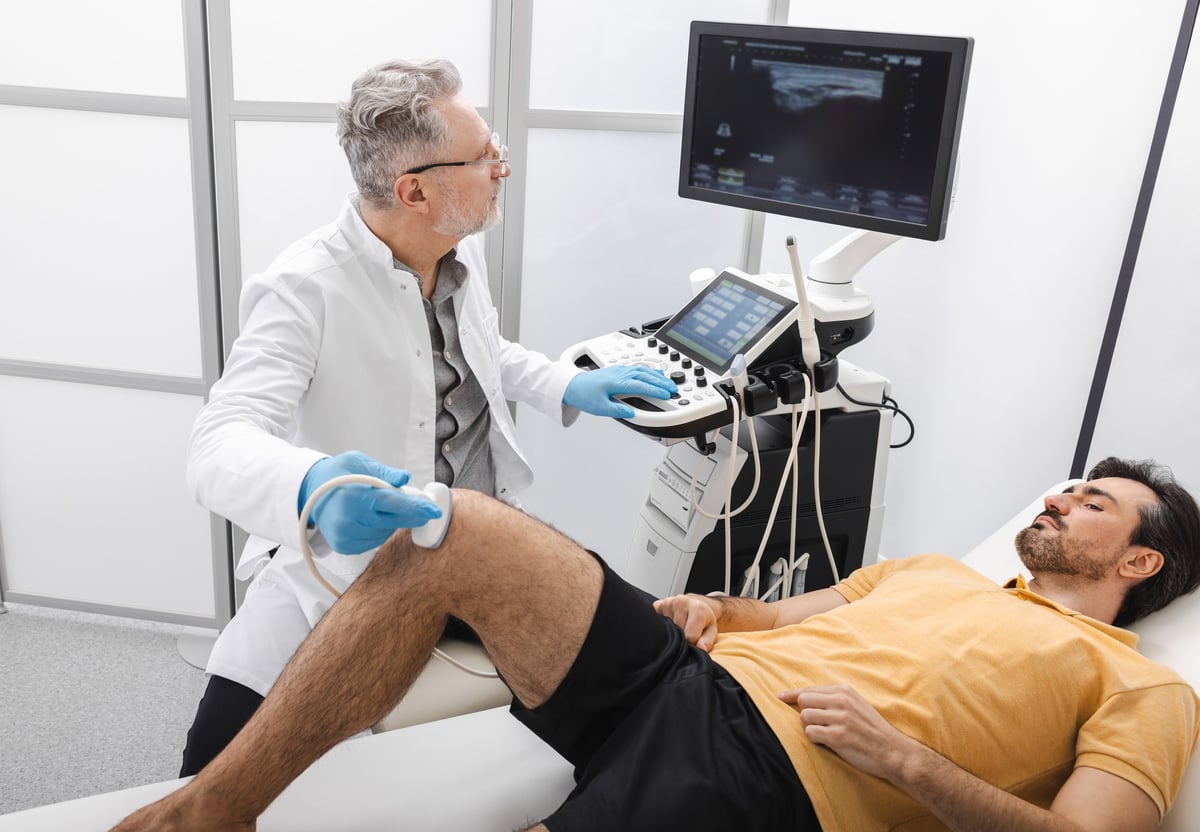 Médico realizando una revisión por ultrasonido durante la consulta