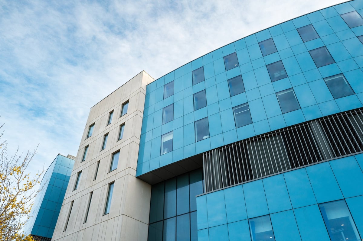 Entrada de MIT Medical Tower, sede de la consulta en Prados de Aragón, Ciudad Nezahualcóyotl